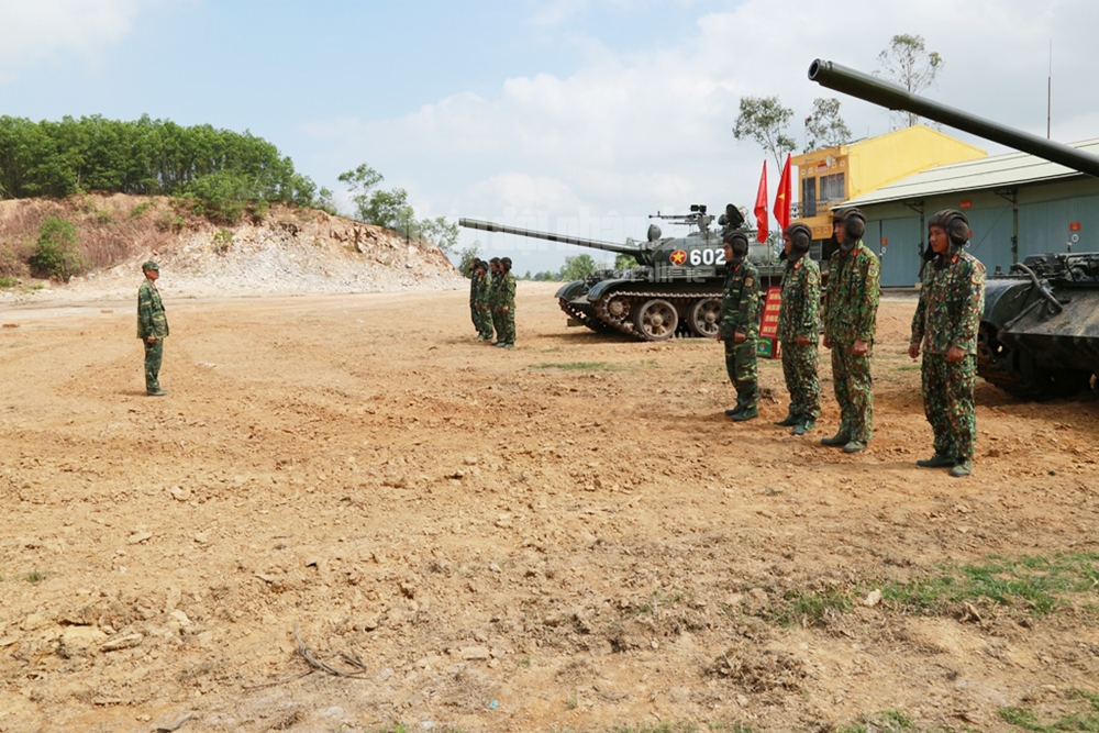 Huấn luyện viên phổ biến ý định luyện tập cho các kíp xe.